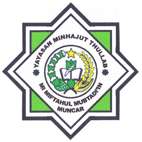 Gedung Madrasah Tsanawiyah dengan suasana cerah dan hijau
